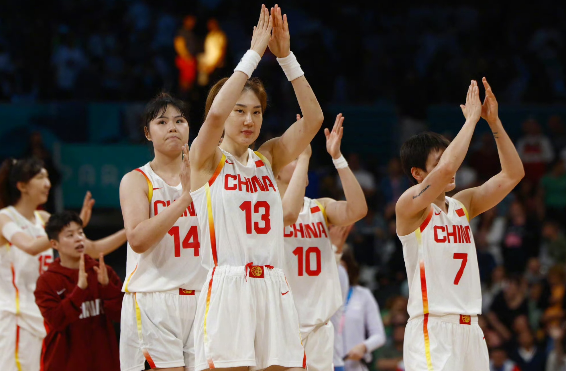 篮球赛场上球员努力拼搏不放弃 篮球赛场上球员努力拼搏不放弃