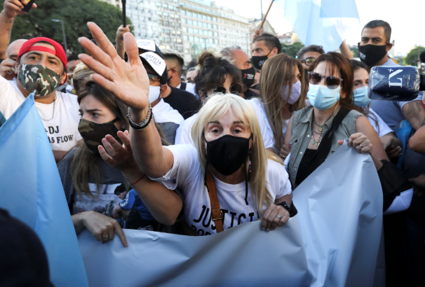 开云体育登录-包含皇家马德里主将突然转会离队，引发球迷抗议的词条