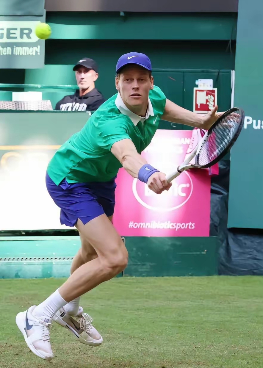 橄榄球选手爆冷获胜，专家预测失准