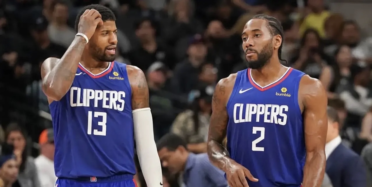 开云体育APP下载-莱昂纳德拿下关键一球,一人独挡一队