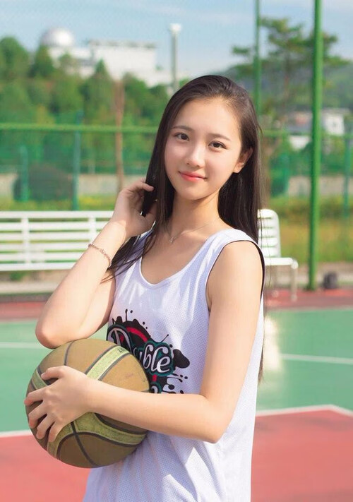 开云体育登录-要将它们巧妙而唯一地融合起来，最好的方式不是写一篇真实的新闻报道，而是构建一个虚构的、充满戏剧张力的平行时空故事。在这里，本泽马成为了解开非洲雄鹰爆冷沙漠之狐的关键钥匙