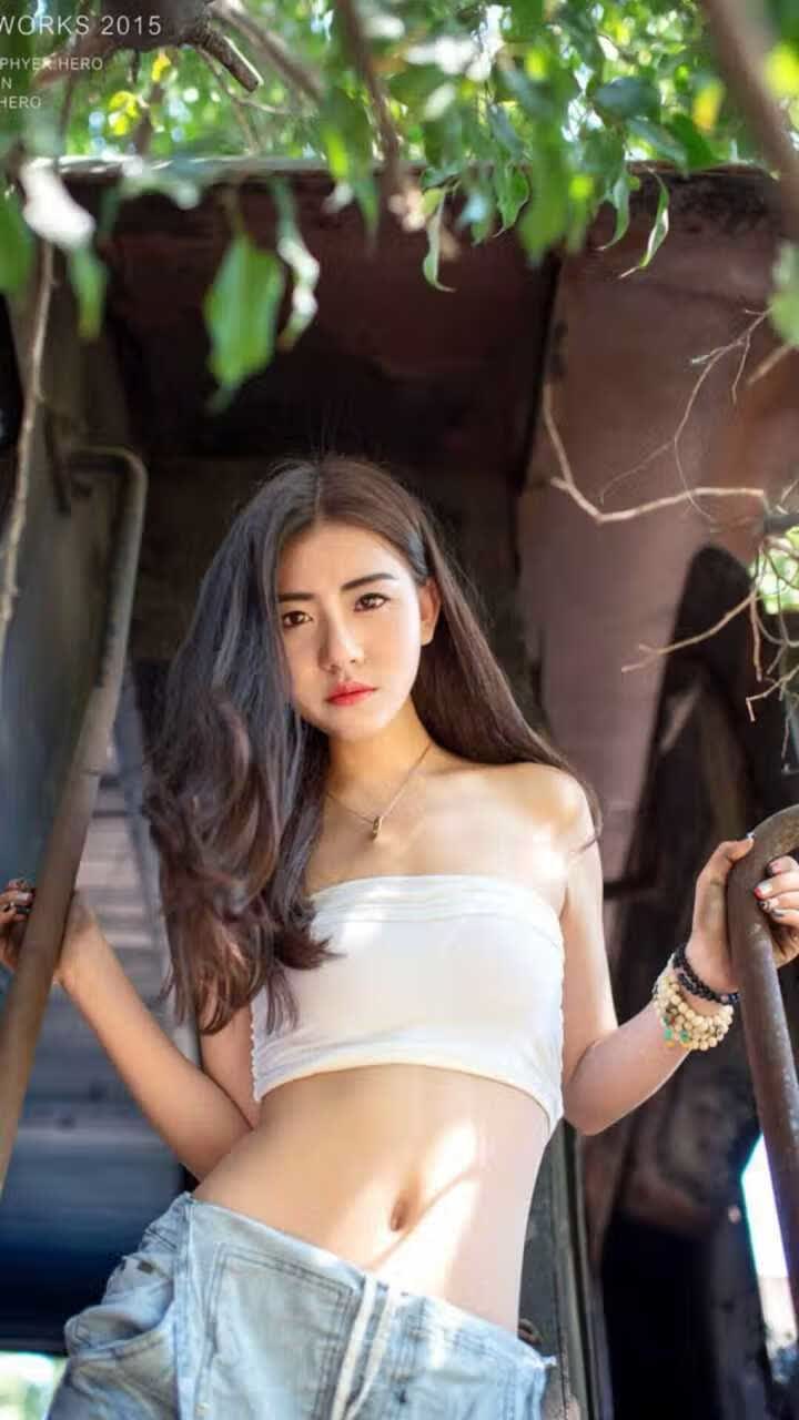 要将它们巧妙而唯一地融合起来，最好的方式不是写一篇真实的新闻报道，而是构建一个虚构的、充满戏剧张力的平行时空故事。在这里，本泽马成为了解开非洲雄鹰爆冷沙漠之狐的关键钥匙